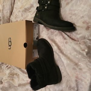 UGG BOOTS. ALISO SIZE 8